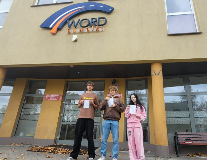 Kursanci VELOCE przed WORD Suwałki z potwierdzeniem zdanego egzaminu