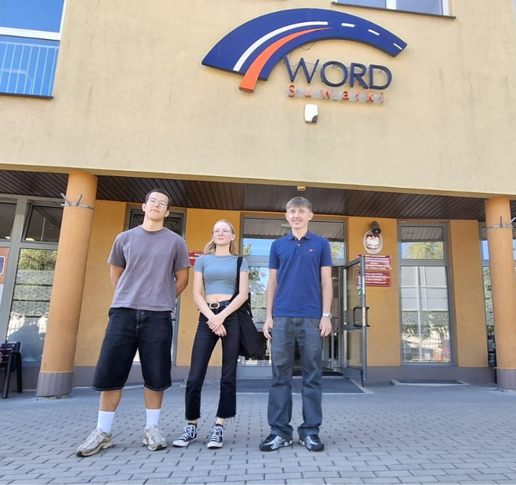 Kursanci VELOCE przed WORD Suwałki, pełne sylwetki