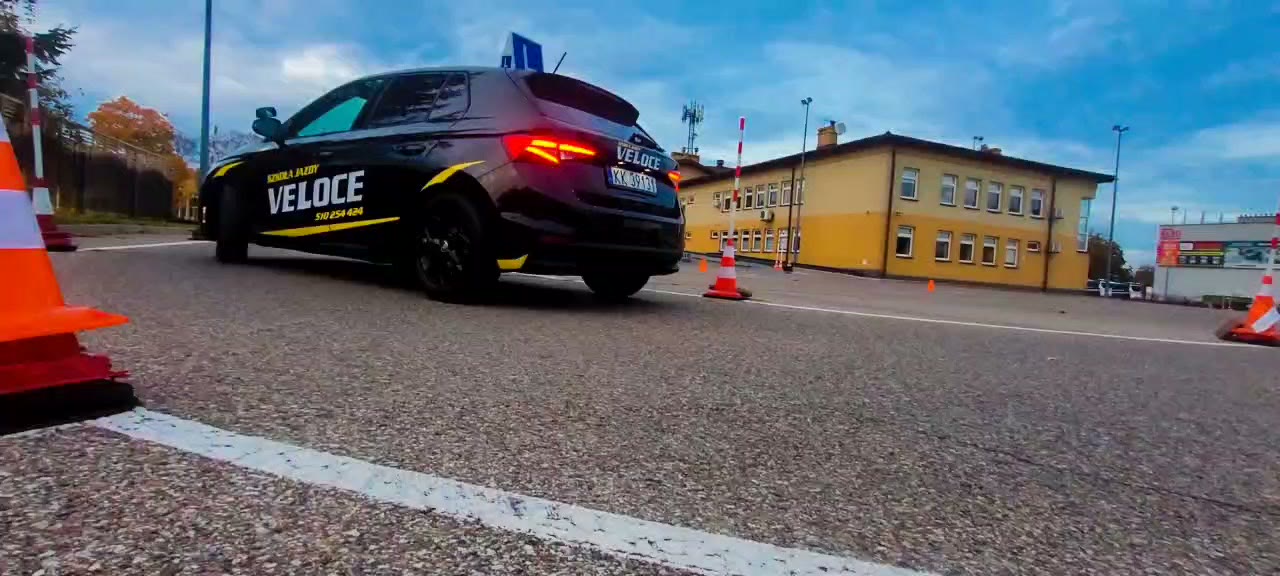 Film szkoły jazdy VELOCE: samochody na placu manewrowym i w trasie