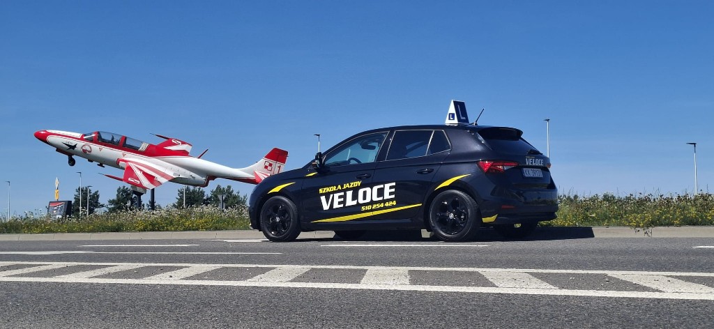Samochód szkoły jazdy VELOCE przy pomniku Iskry w Suwałkach