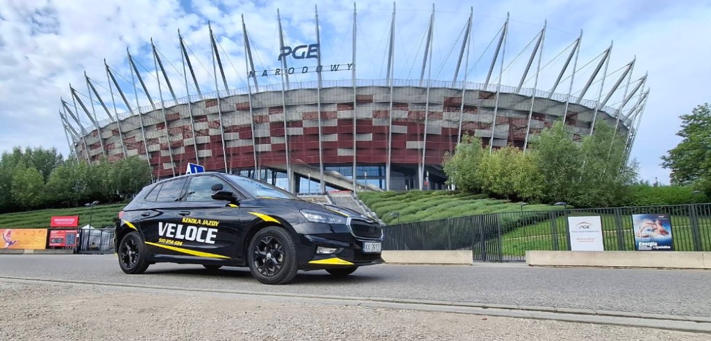 Samochód szkoły jazdy VELOCE przed Stadionem PGE Narodowy w Warszawie